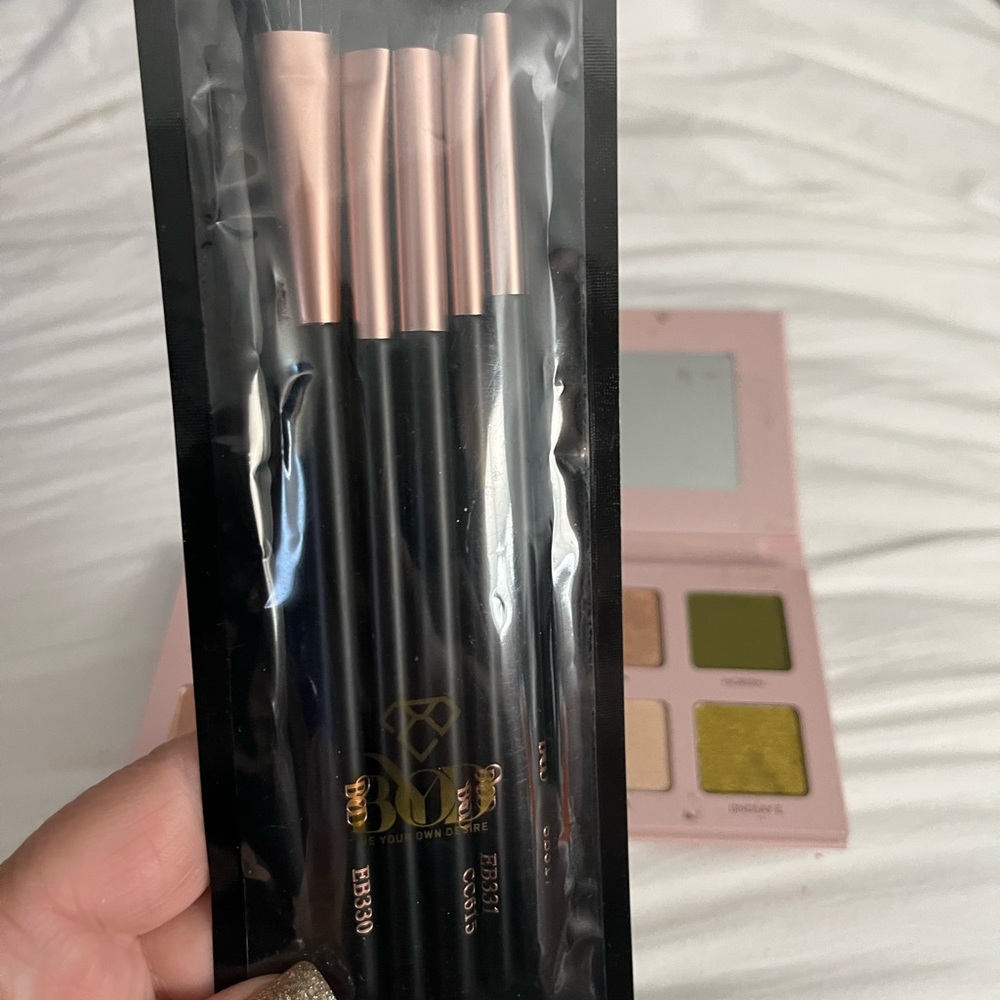 Makeup Brush Set - Black and Gold and wander eye shadow palette